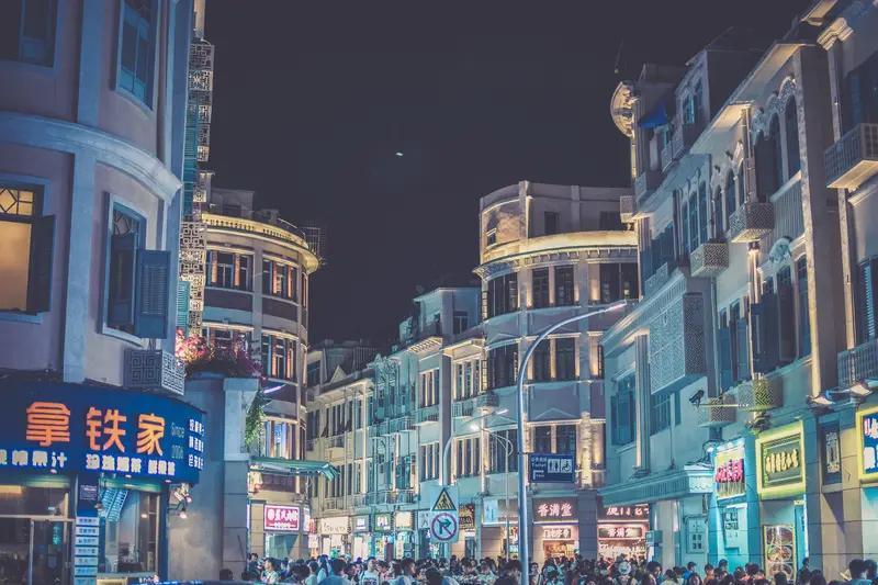 夜场无情，戏子无爱，我在上海干了7年夜场，这话可不是随便说说。

真心劝大家，别