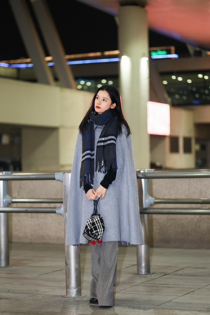 张婧仪灰调披肩携格纹诗行  张婧仪步履生风间  张婧仪启程伦敦时装周，灰调披肩与