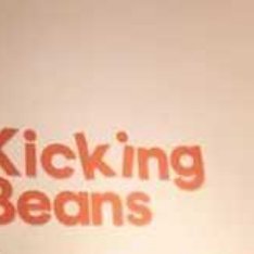 北京时间12月5日，齐达内官方微博分享了齐达内中国行期间与樊振东切磋、聊天的照片