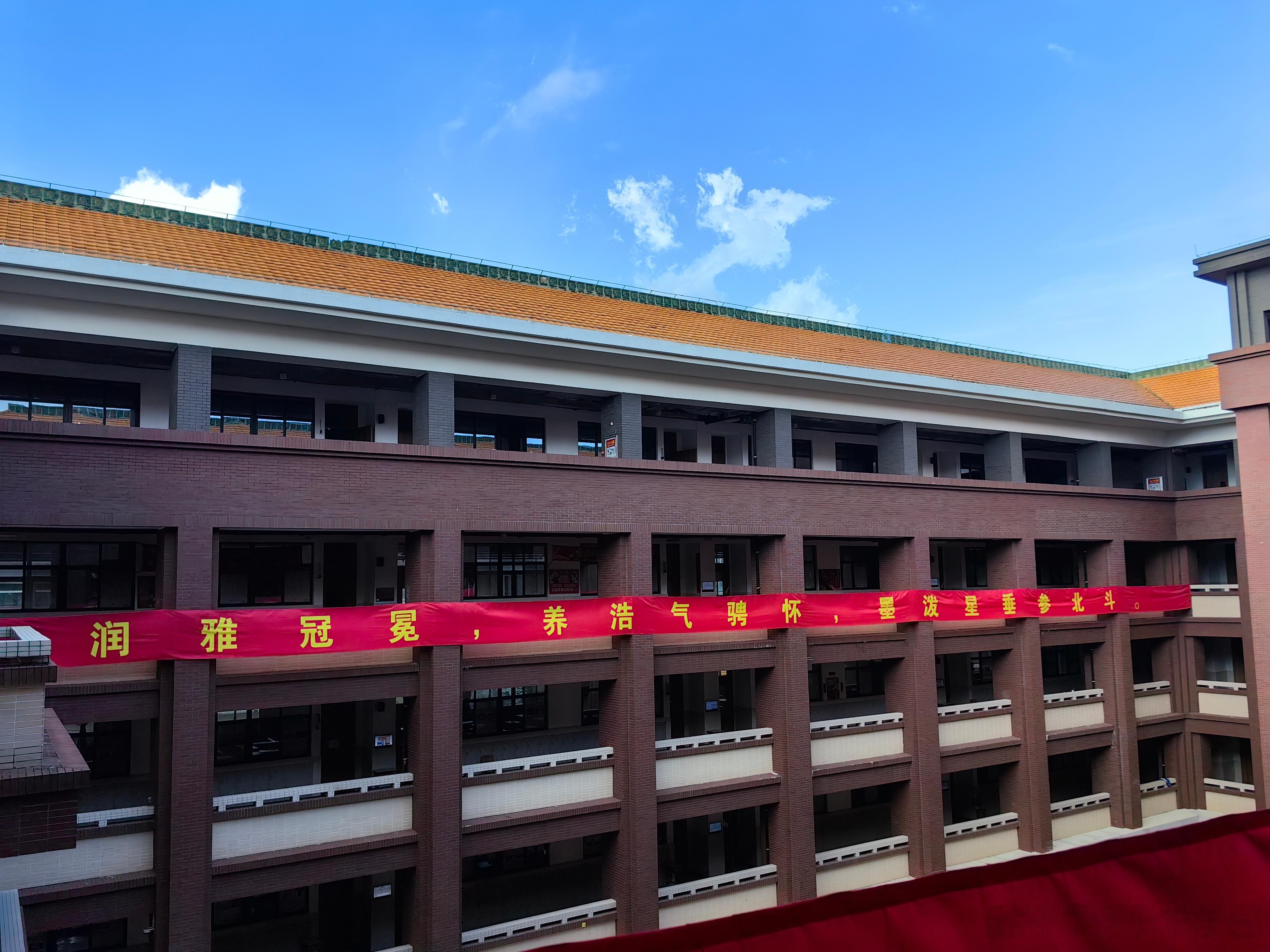 昨天回校参加毕业典礼，看到这些中考励志标语还是会挺感动😹 