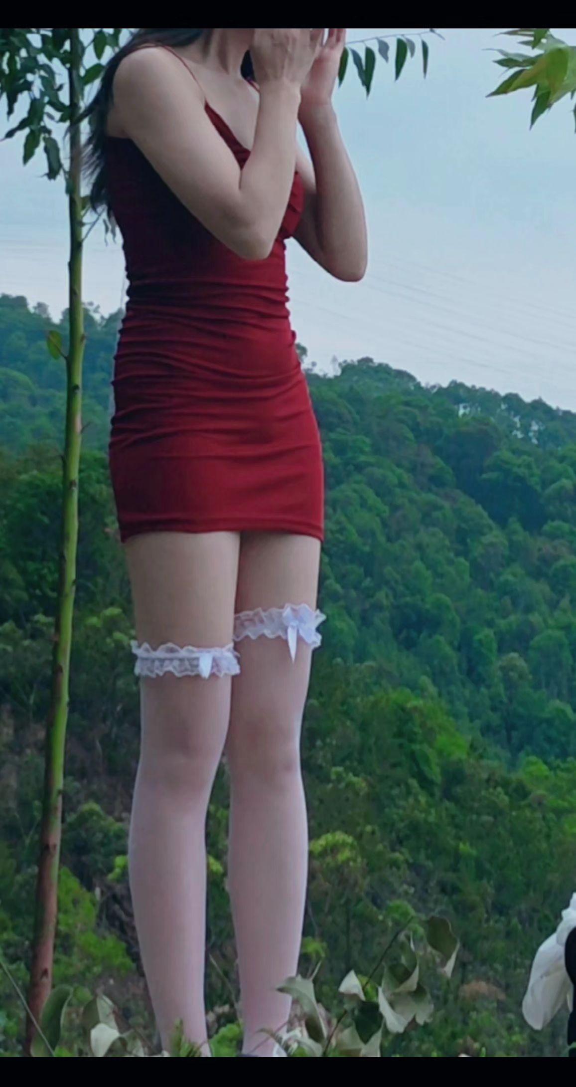 微胖女生如何get辣妹风 性感户外穿搭 性感红色短裙 辣妹日常穿搭 户外穿搭分享