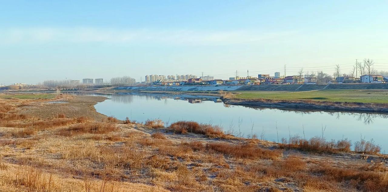 ，下联你来对
地里耕田汉 ，
村上筑老舍。