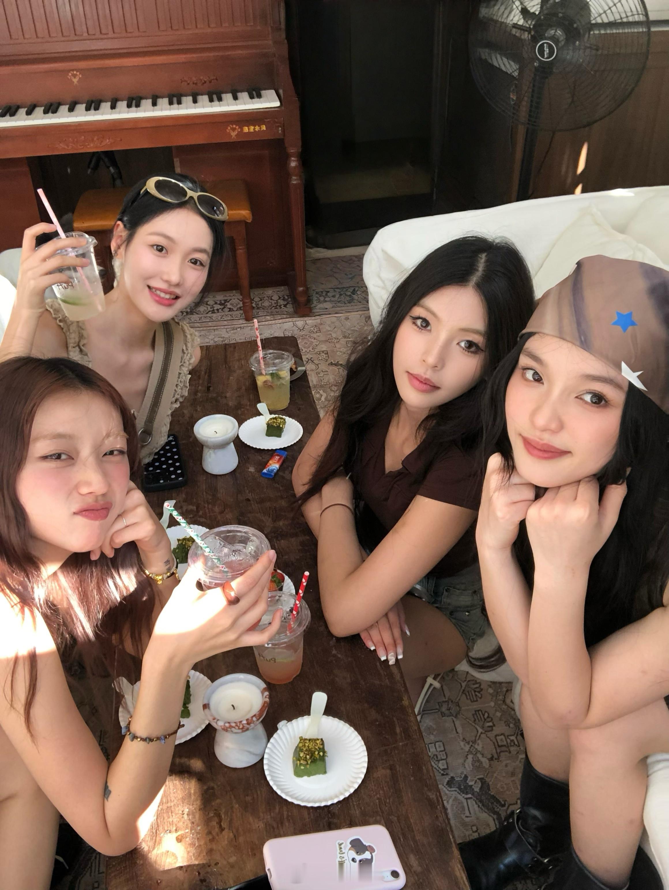 基本上实现一个左拥右抱🐶快乐昕球  ​​​