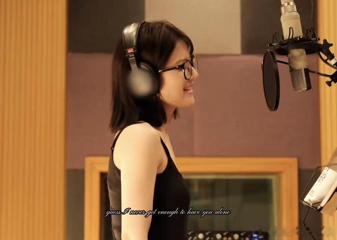 #赵露思英文歌YouR新曲风#《You R》见证了她的成长，赵露思如同破茧的蝴蝶