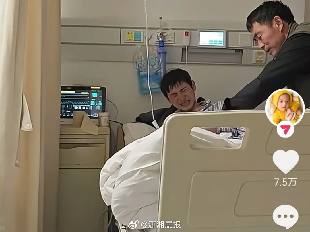 【#女子照顾父亲时帮聋哑少年筹款11万#】#聋哑少年腹中脓肿捐赠信息写满17页#