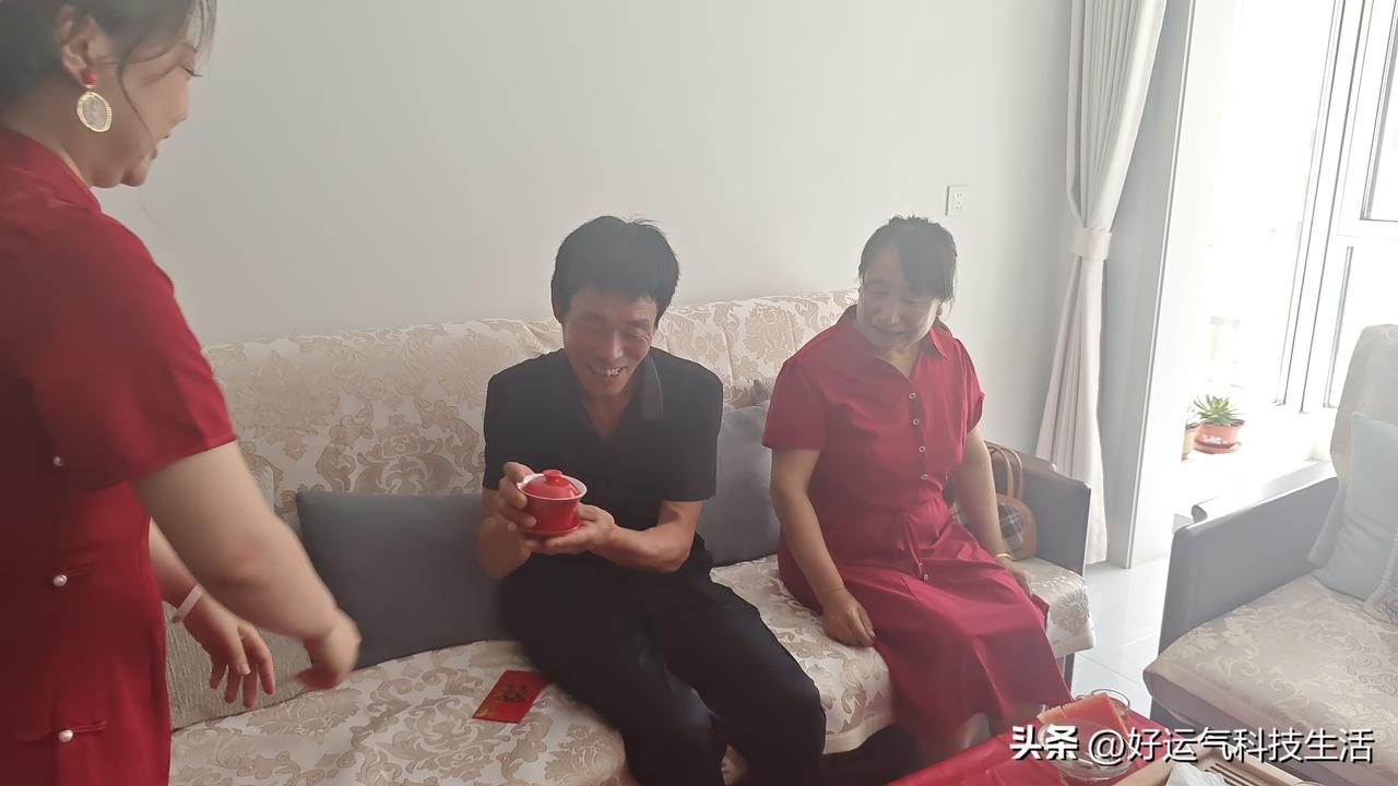 今天我在青岛城阳，外甥女订婚仪式氛围感直接拉满，流程特别隆重，第一次见识两边互相