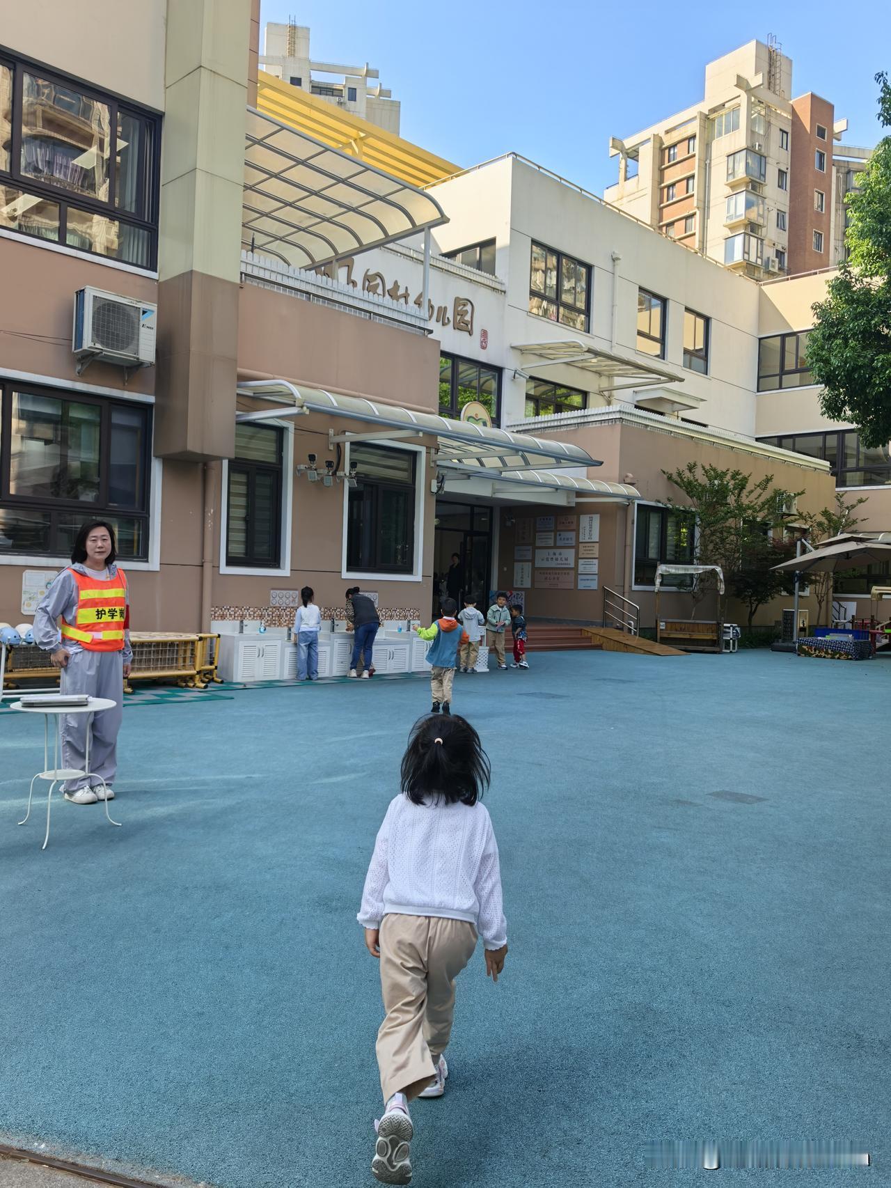 来上海的第二周开始了。
宝宝早点吃了六个小馄饨，一个白煮蛋，210毫升牛奶。
我