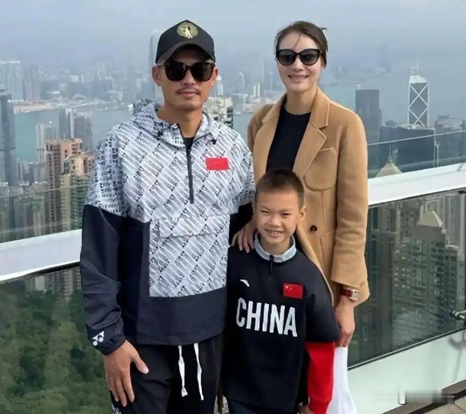 43岁的林丹
给所有网友提了个醒
男人犯错不要紧，只要真心悔过，照样可以老婆孩子