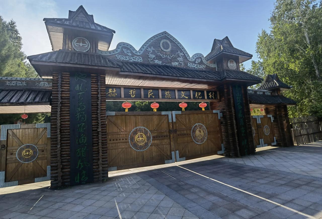 在大兴安岭参观了鄂温克族文化，在龙江又看到了赫哲族文化。都住撮罗子，前者先民们靠