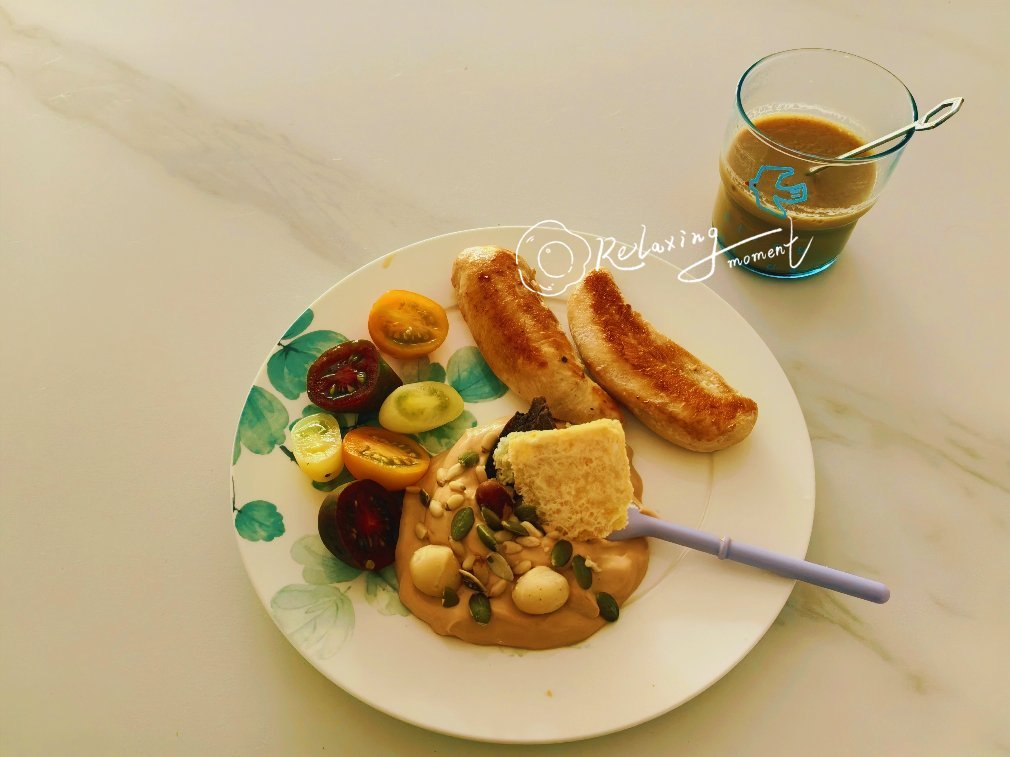 生酮记录 早餐day19:煎鸡小胸希腊酸奶圣女果 学陈震增加了早餐的蛋白质量，减