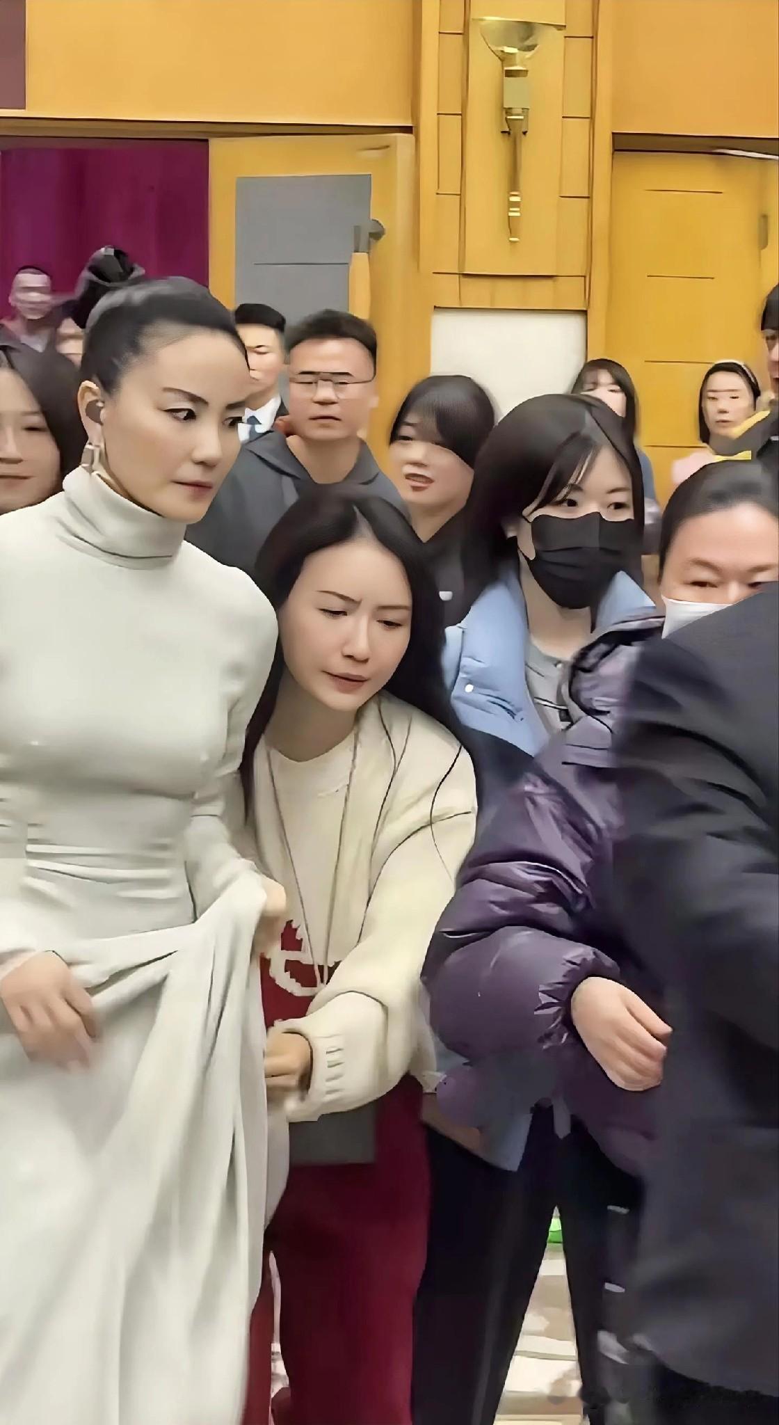 今年春晚，天后王菲的《你我经历的一刻》，只能说我欣赏不了，真的不好听。