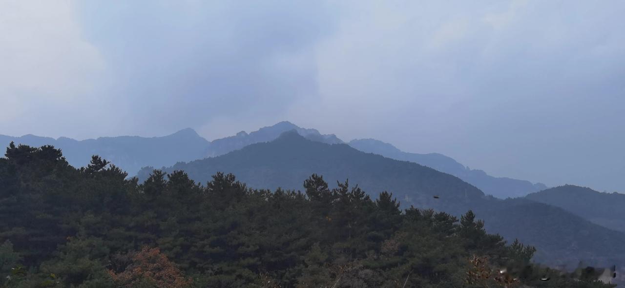 #秋日旅行日记#
南太行，上腊村∽小北岭∽孙石窑环线徒步旅行，山色朦朦，层峦叠嶂