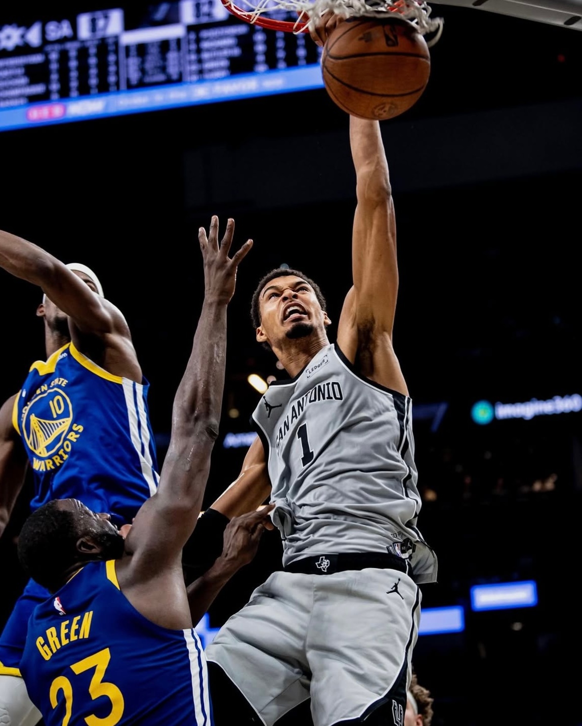 人生没有永恒的暗夜，你迈出的每一步都在编织黎明前的锦缎。 晚安刺蜜明天见 ｜