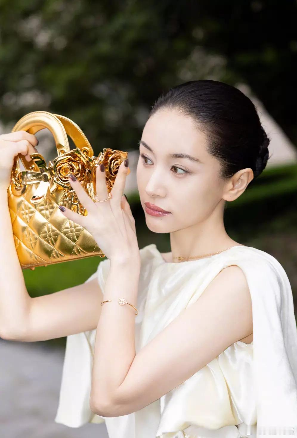 王子文穿白色露背裙身姿窈窕 戴钻石项链大气时尚 