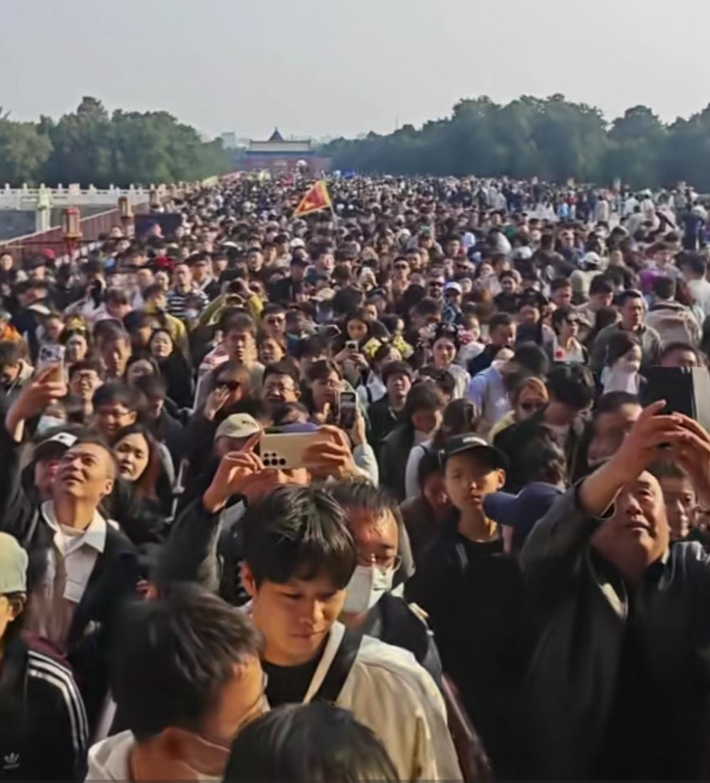 五一旅游果真火爆，一如既往、一如想象中的场面，宏大而壮观，汹涌又澎湃！
每逢假期