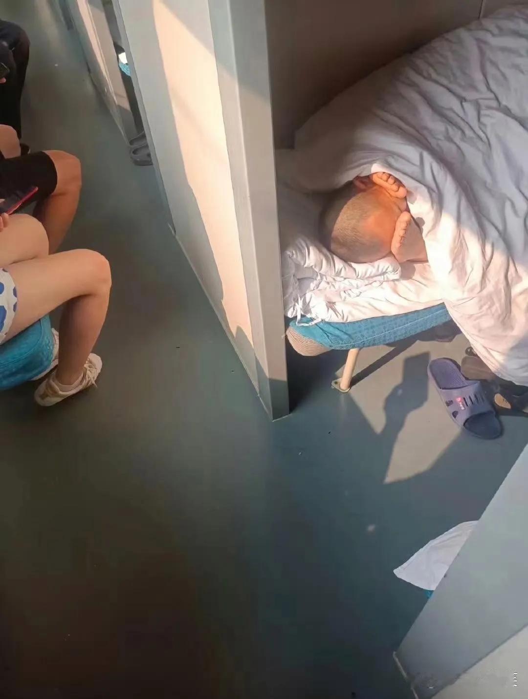 过年回家坐火车，卧铺车厢就像个大舞台。什么都有，上铺的妹子睡得特别香，下铺大爷一