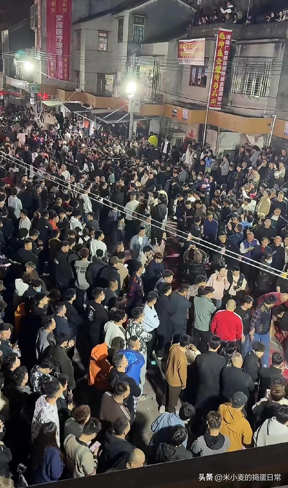 今晚在盐灶站第一排，每秒挨18拳，这谁顶得住啊！
 
今晚的盐灶“拖神”现场，我