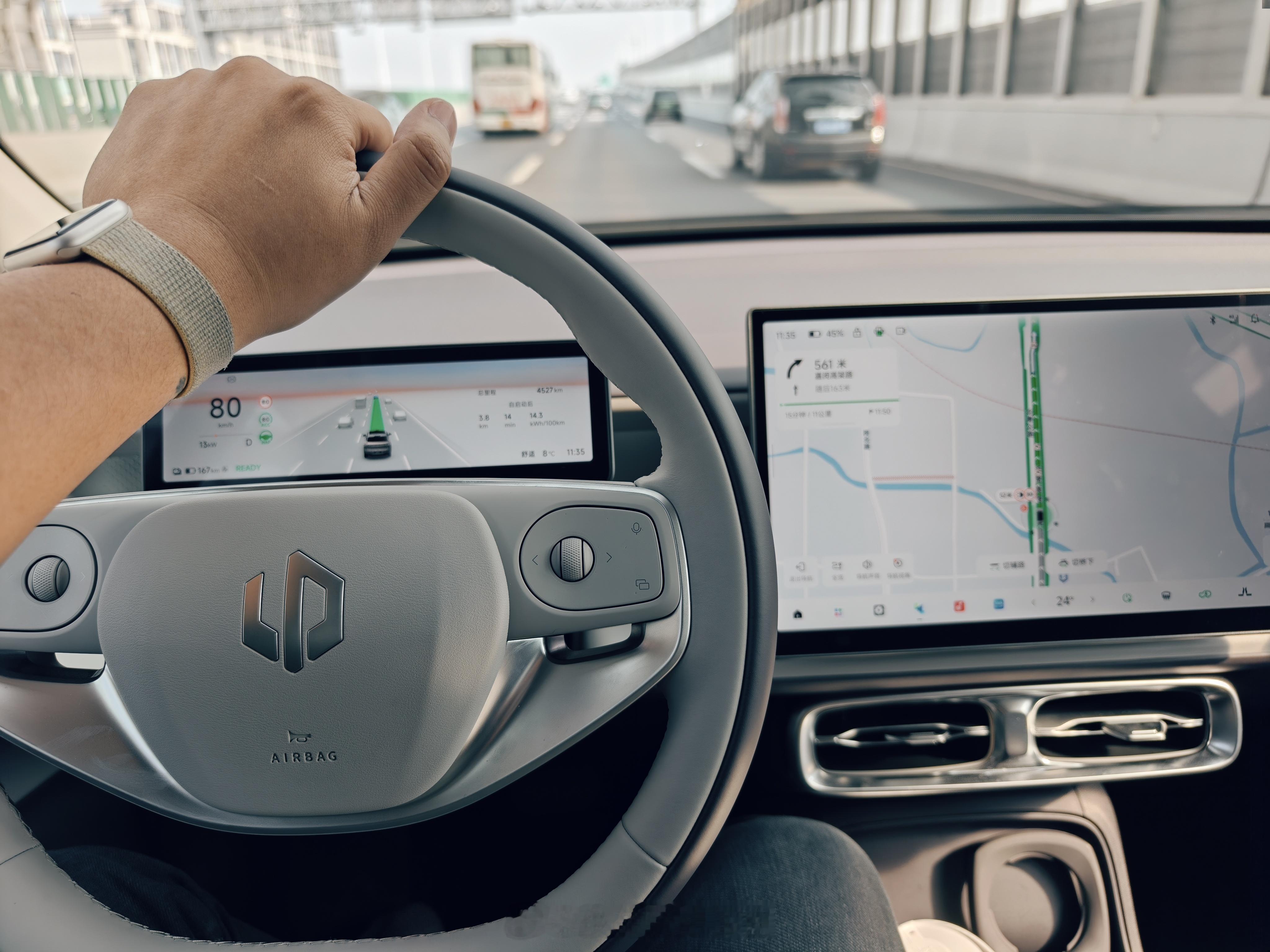 也是好起来了，开上零跑 B10简单说几点单层隔音玻璃但NVH表现不错座椅材质很舒