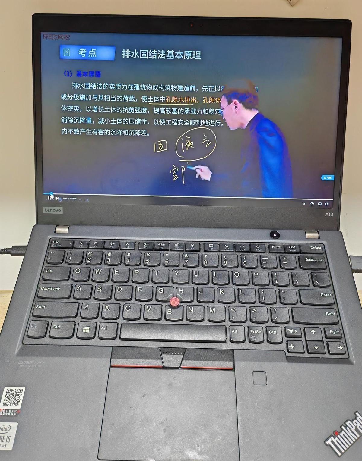 网上喊着“躺平”的人多，现实里挤破头考证的人更多。
一级建造师考试，每年上百万人