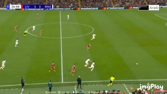 利物浦vs皇马 上半场，维尔茨这脚右路传中，是利物浦最接近破门的一次机会。 ​​