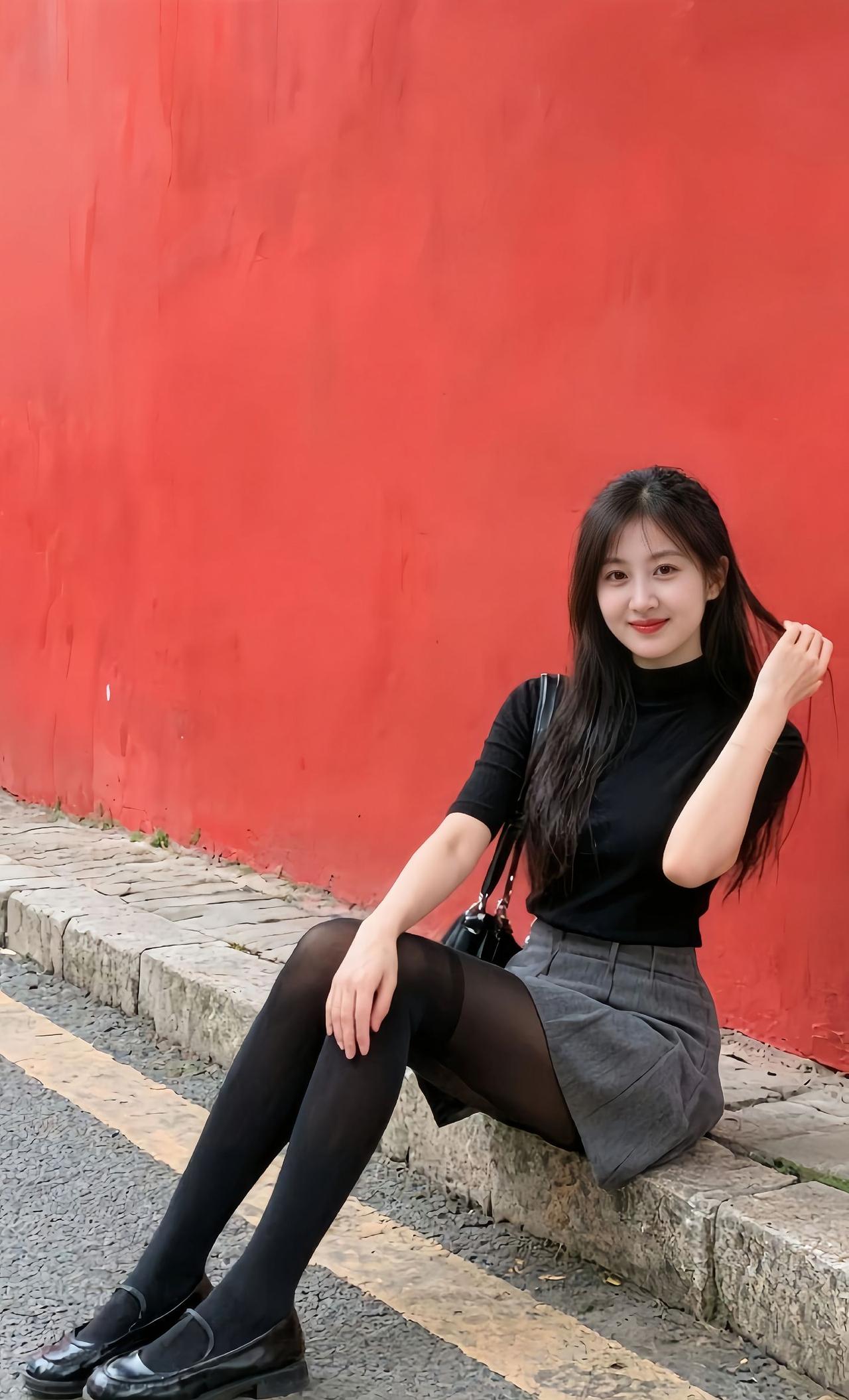 黑色上衣+灰色短裙，搭配黑色丝袜和皮鞋，简约时尚，元气满满！