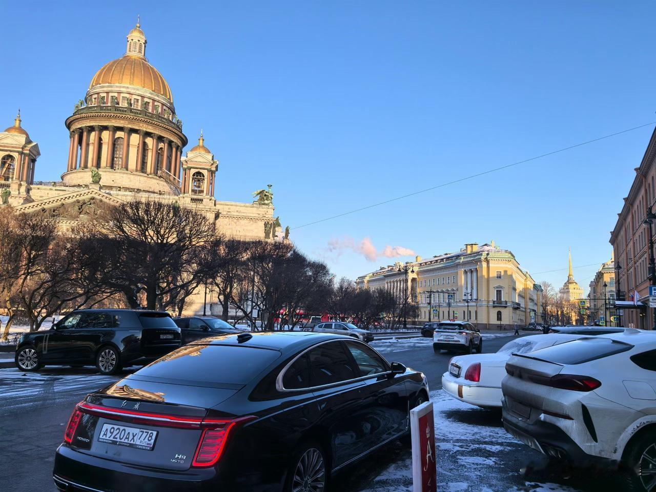 这辆红旗H9在俄罗斯市场售价大约在500万卢布。在俄罗斯职场年收入能够达到500