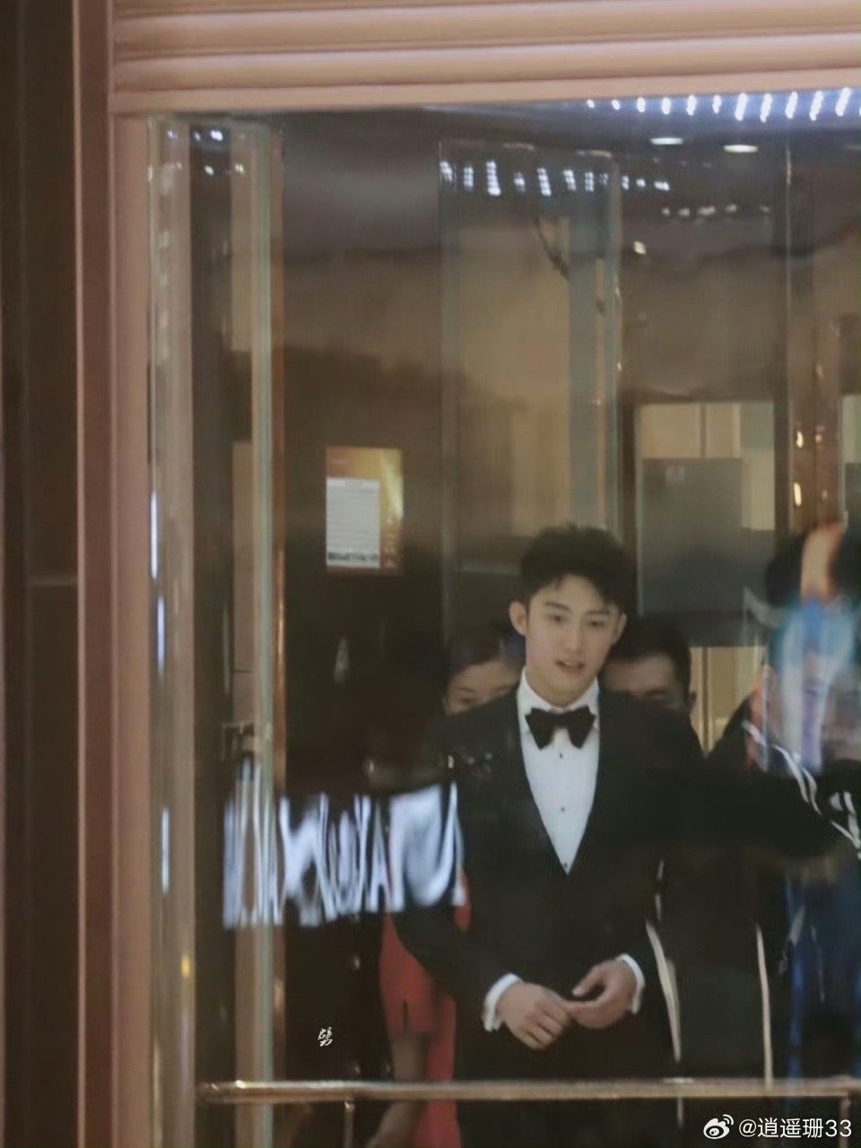 黄景瑜我那从天而降的电梯战神 黄景瑜又在电梯里创造名场面了，那个从天而降的出场方