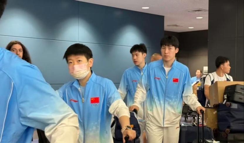 国乒运动员抵达名古屋，看到了孙颖莎和王楚钦，发现了一个共同点。

我发现两人拉着
