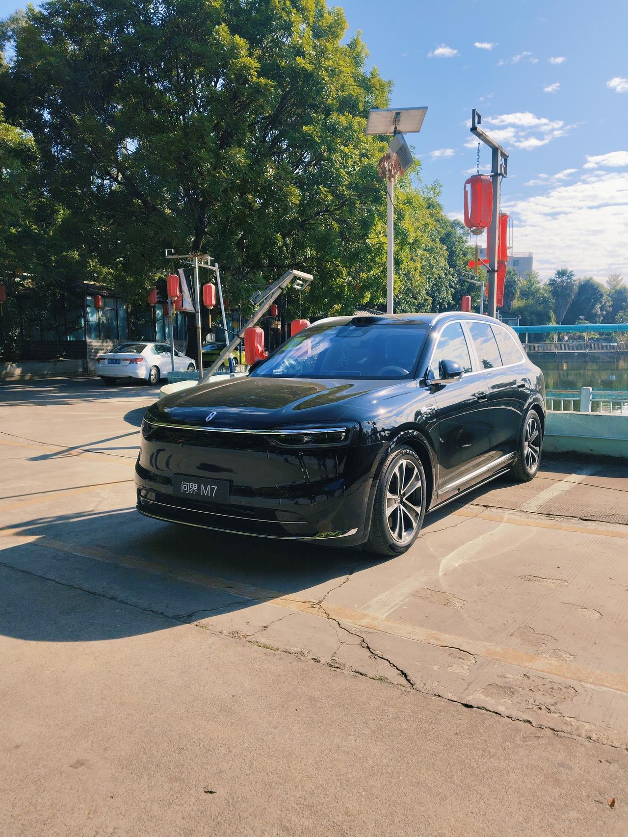 今天在路边偶遇问界M7，你们觉得这车身双屏色识别度高不高？我觉得不看车头的话很难