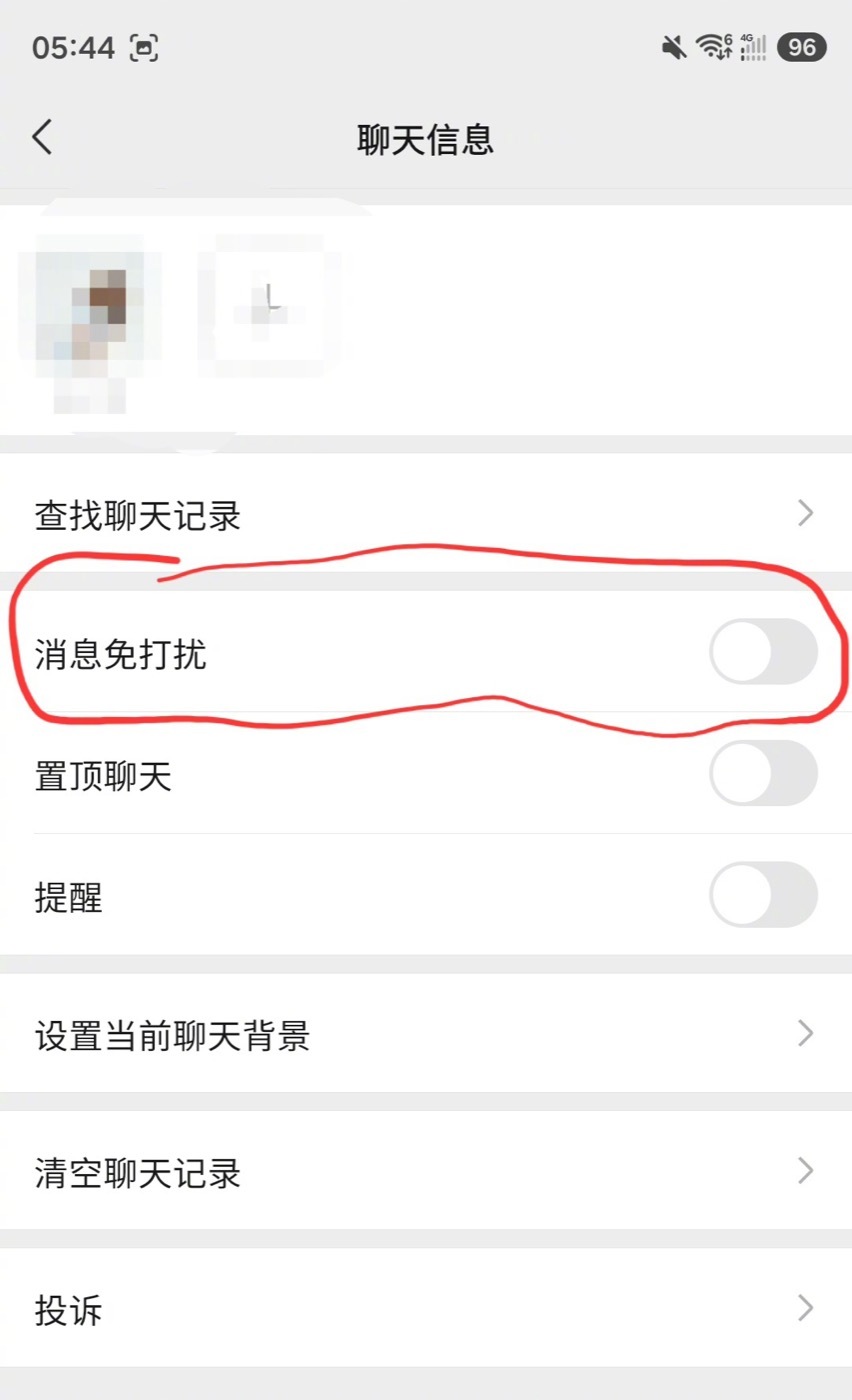 到底谁把微信变成工作软件的 晚上十点，甲方一句「在吗」，你就得从沙发上坐起来开电