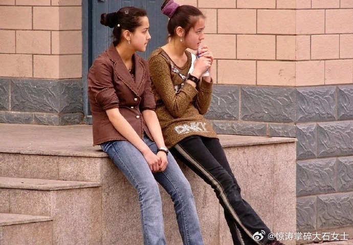 2007年在新疆街头15岁的迪丽热巴07 年新疆街头，15 岁的迪丽热巴，丸子头
