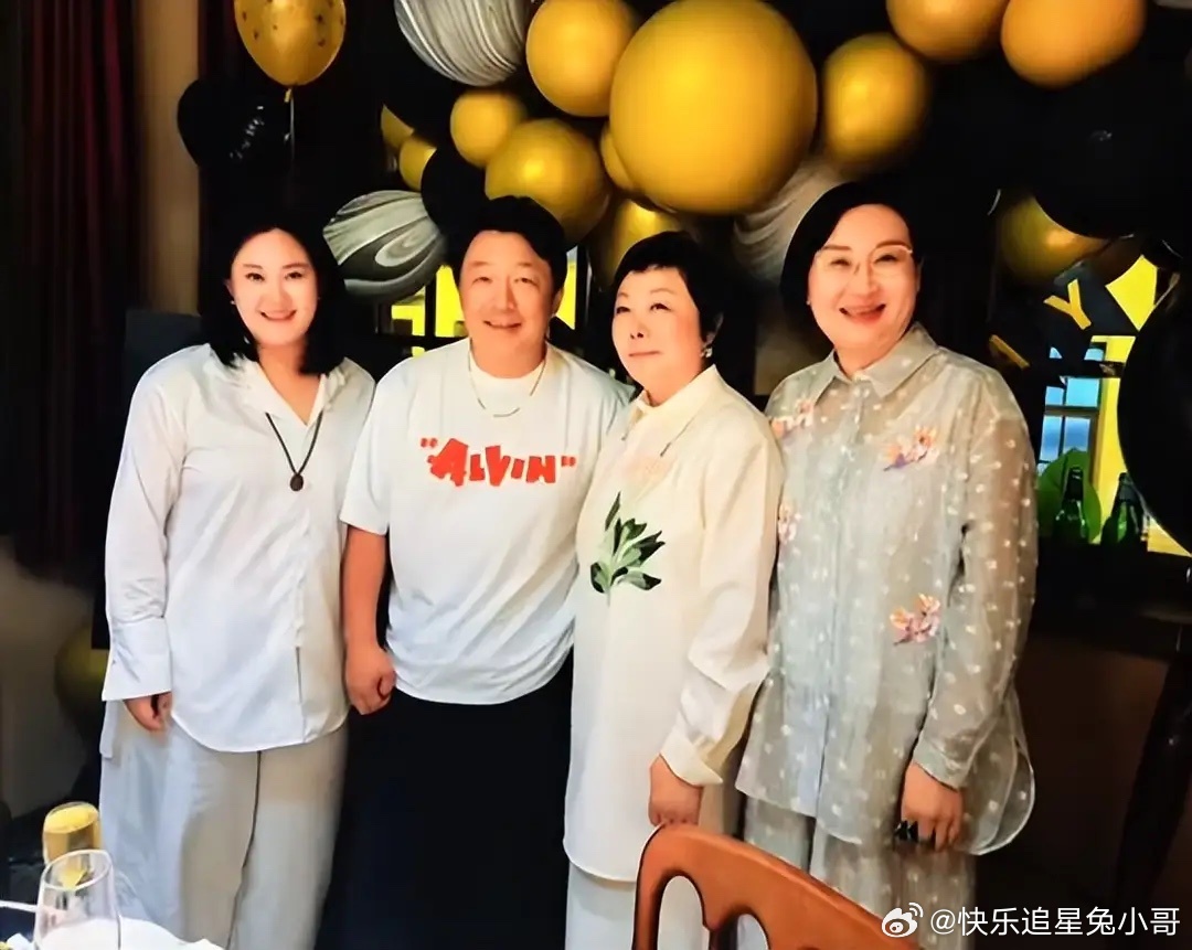 黄渤回山东为姐姐庆生，黄洮打扮贵气，一家餐厅吃饭蛋糕都好高档！ ​​​
