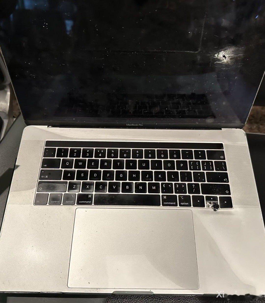 一名中国商人在巴西的一次枪指持抢劫中，他的MacBook Pro阻止了一颗子弹，