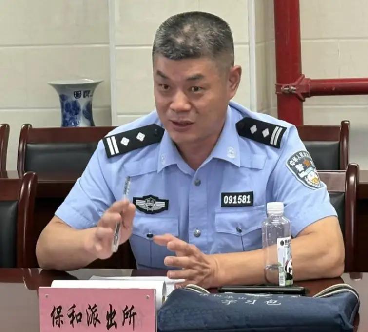 太悲痛了！四川成都，48岁民警在调解邻里矛盾时，被持刀歹徒靠近，刀刃直接刺穿民警