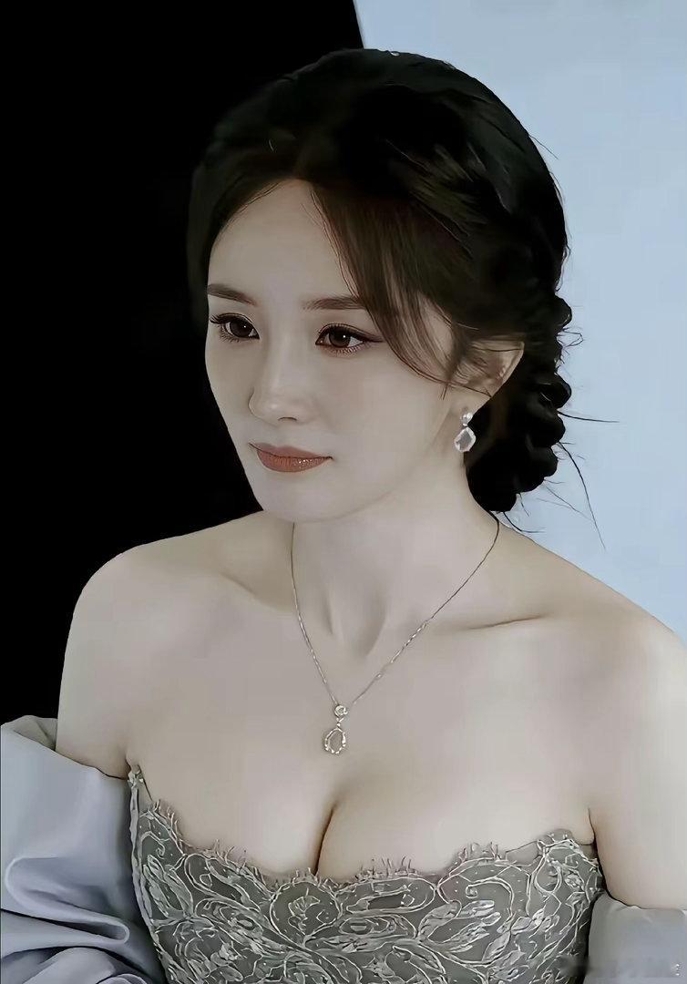 杨幂我今年52迈入40岁的杨幂，相比从前愈发明艳大方。五官愈发精致，身材线条饱满