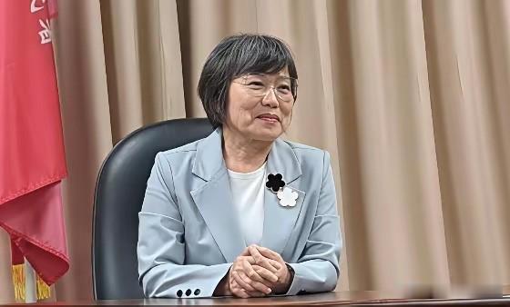 台媒报道，日裔台籍媒体人矢板明夫6日遭大陆籍港人殴打。

这个矢板明夫，人长得一