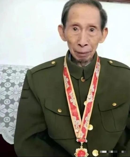 1956年，中南大学学生王明健在毕业前一天，突然被两名没有任何军衔与职务的神秘军