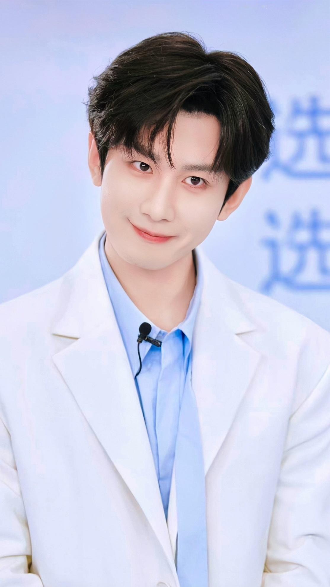 翻出以往的直播图，白色西装+蓝色衬衫真的好帅，不过今天的ee比这个还要帅