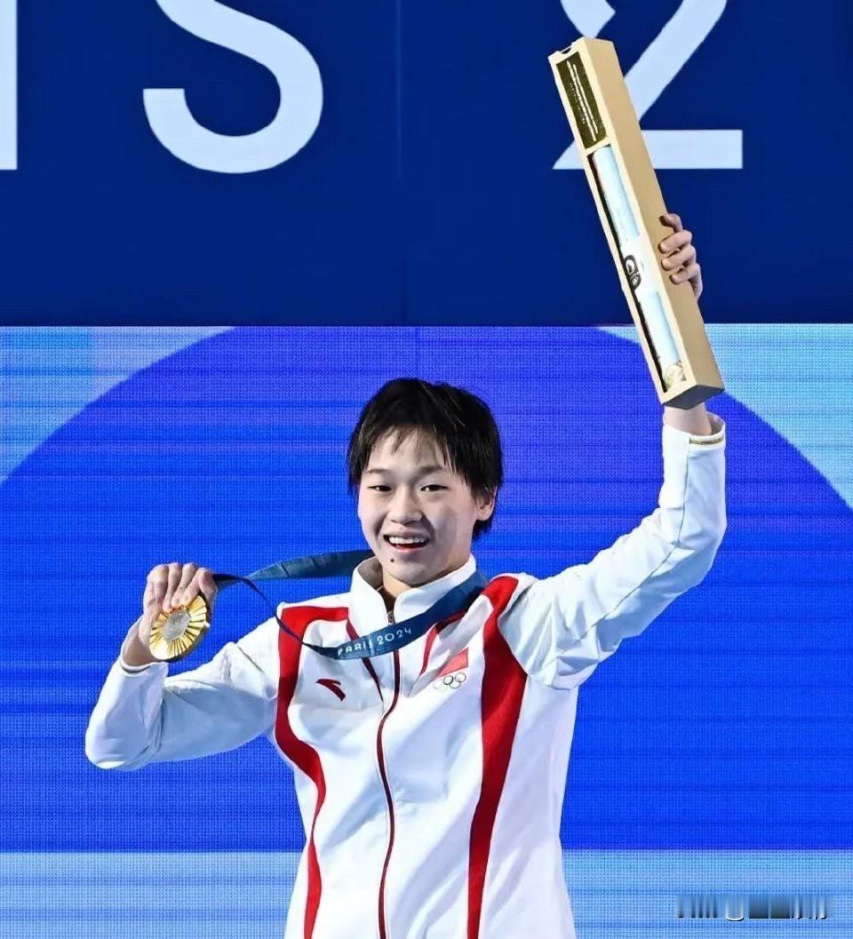 全红婵真的不必再硬熬。19岁满身伤病，被舆论裹挟，连普通人的青春都没有。不如体面