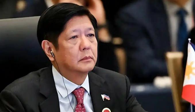 近期中菲南海局势再度升温，菲律宾上演典型的双面对华外交戏码。总统马科斯释放关系重