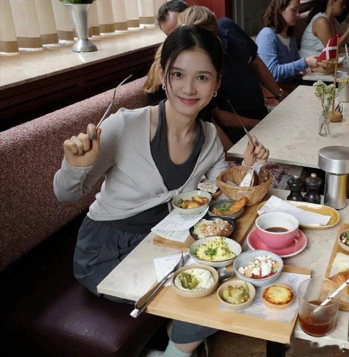 感觉张婧仪的生活照，每一张照片都充满了故事 ​​​