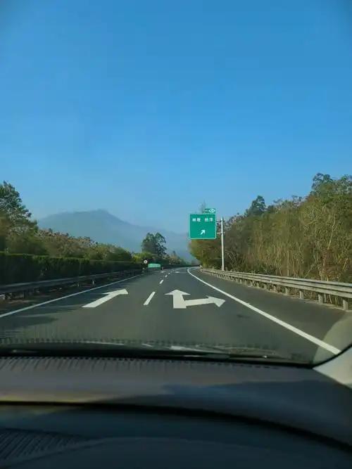 高速双车道，我在左侧车道开100码，到底错在哪？
 
双向双车道高速，限速120