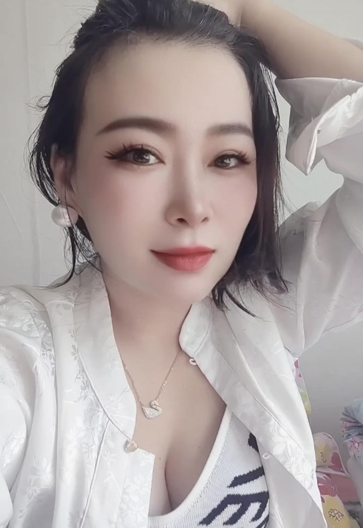 这位美女正在自拍呢。