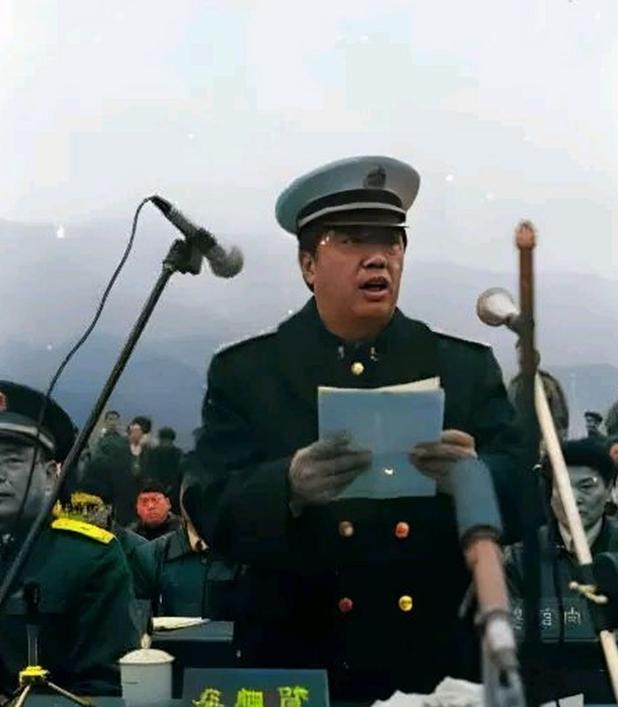 2001年贺龙元帅之子贺鹏飞中将，突发心脏病猝然离世，葬礼上，85岁的母亲薛明，