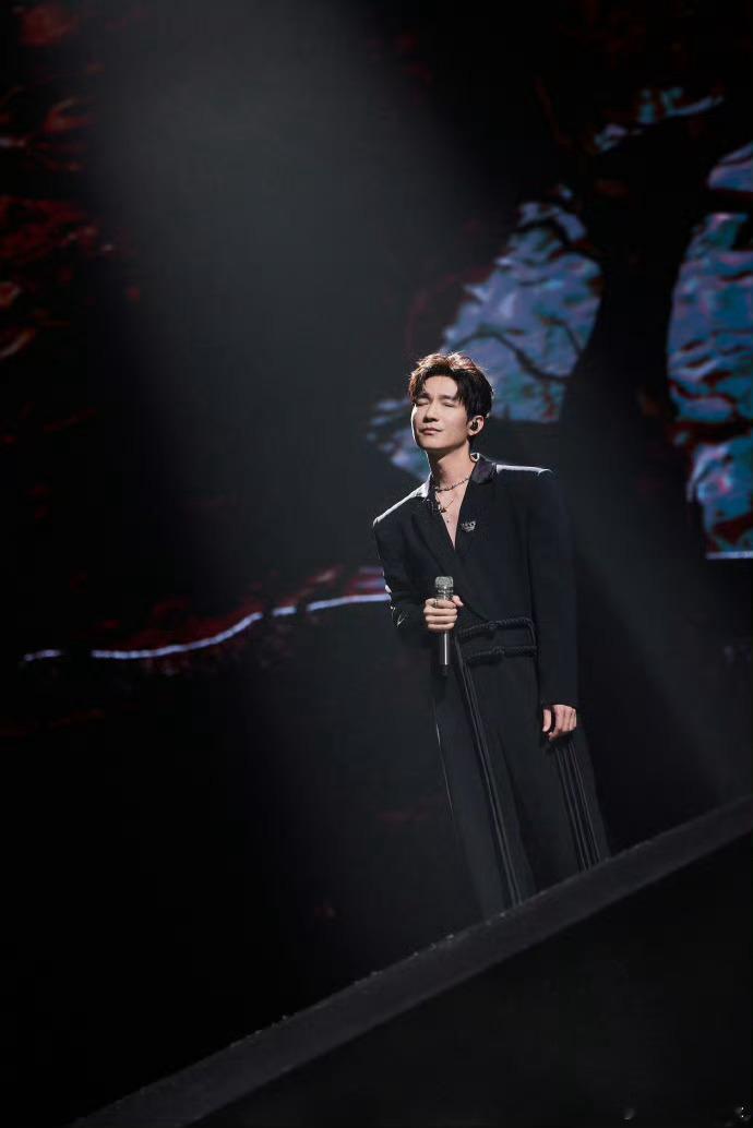 #陈楚生真空深V# 陈楚生真空深V太有气质了吧，欢迎我们披荆斩棘的总队长回归了！