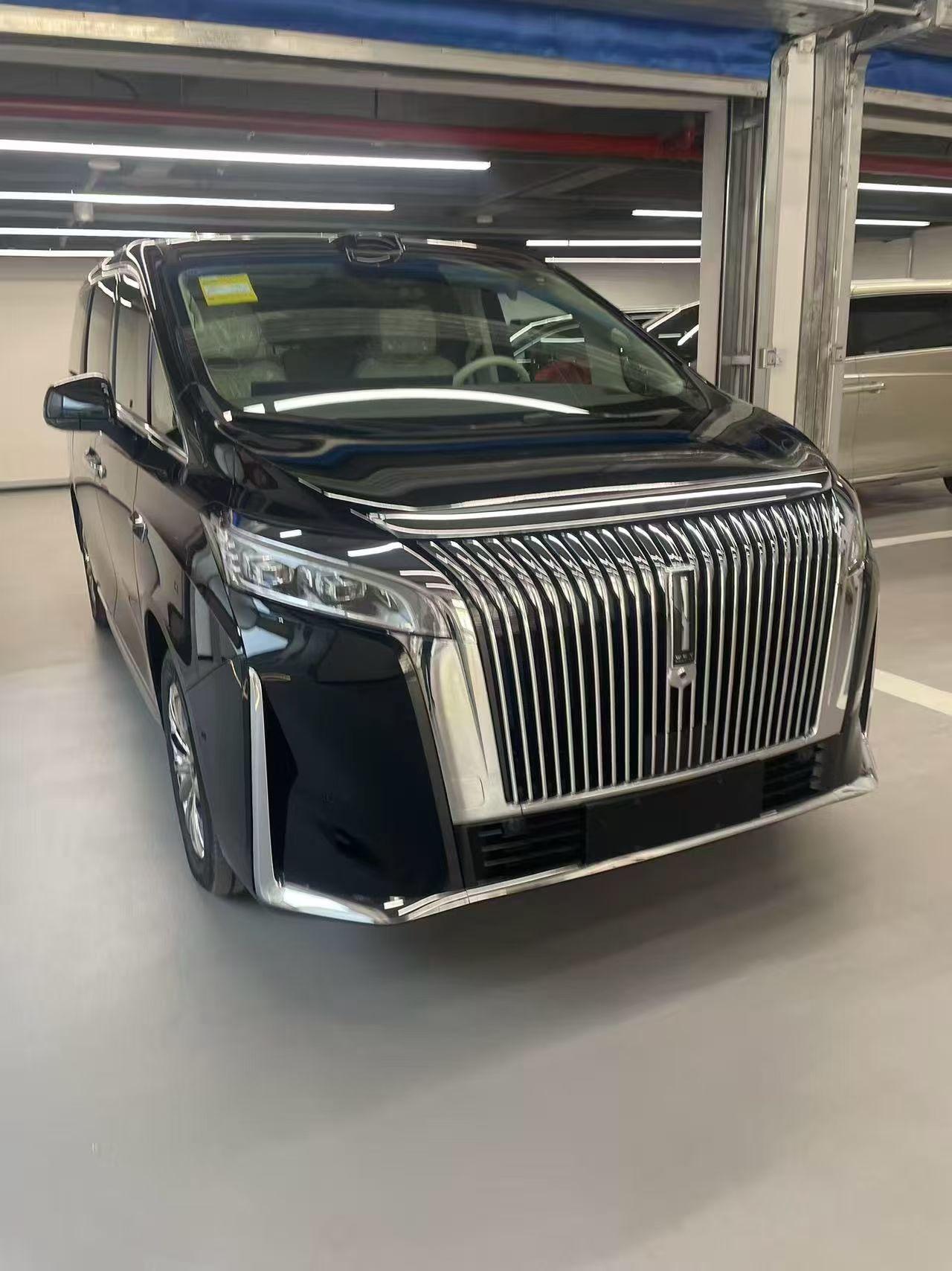 我觉得这款高山8其实是属于耐看型的，并不是那种一眼特别惊艳的风格。前脸格栅尺寸很