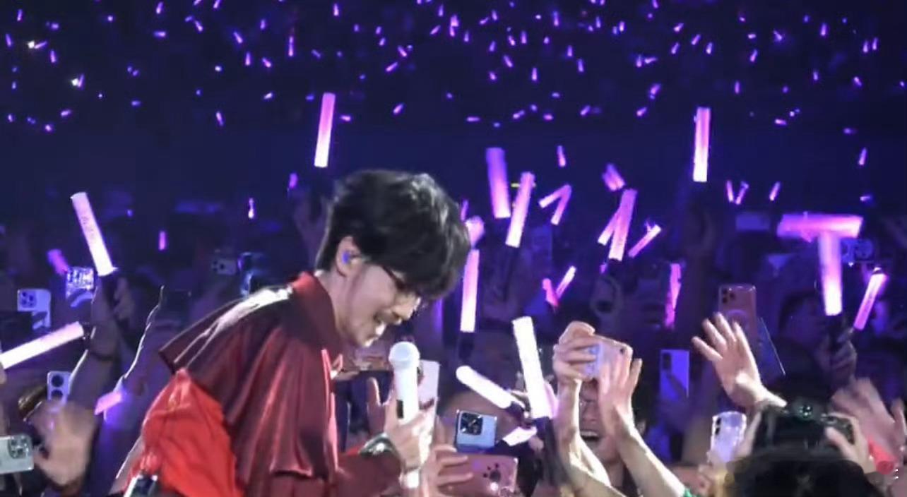 上一秒《北极雪》唱得人共情心碎，下一秒台下热情宠粉无上限！周传雄耐心握手、温柔互