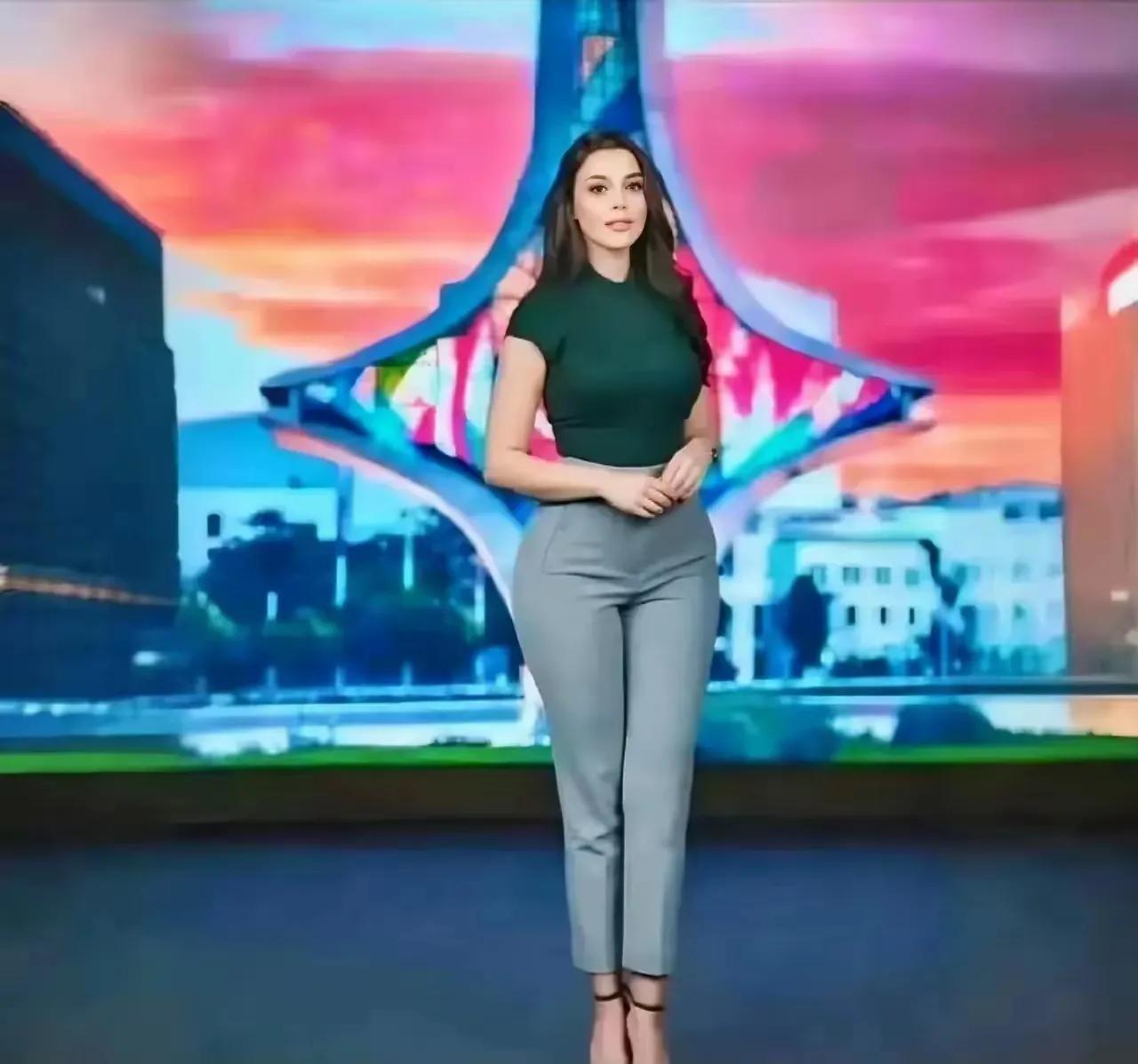叙利亚国家传媒通过女主持人以新颖的打扮和妆容亮相，为提升女性权利树立了良好的开端