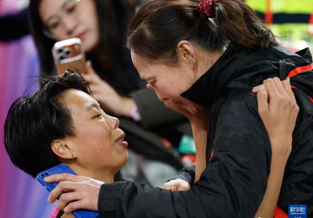 【全运跨栏冠军刘景扬，坚强后盾是妈妈】网红明星吴艳妮在领奖台上止不住哭泣，精致的