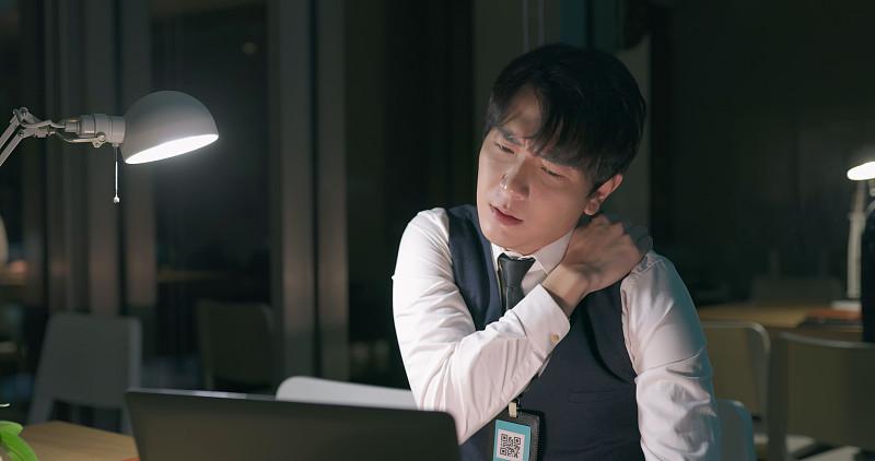生活里该依靠自己还是依靠他人，以前我总觉得是道非黑即白的选择题。
刚工作那年硬扛